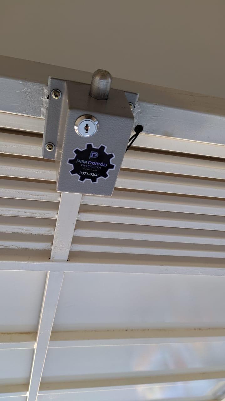 Detalhe técnico de automação e trava para portão eletrônico — imagem 2