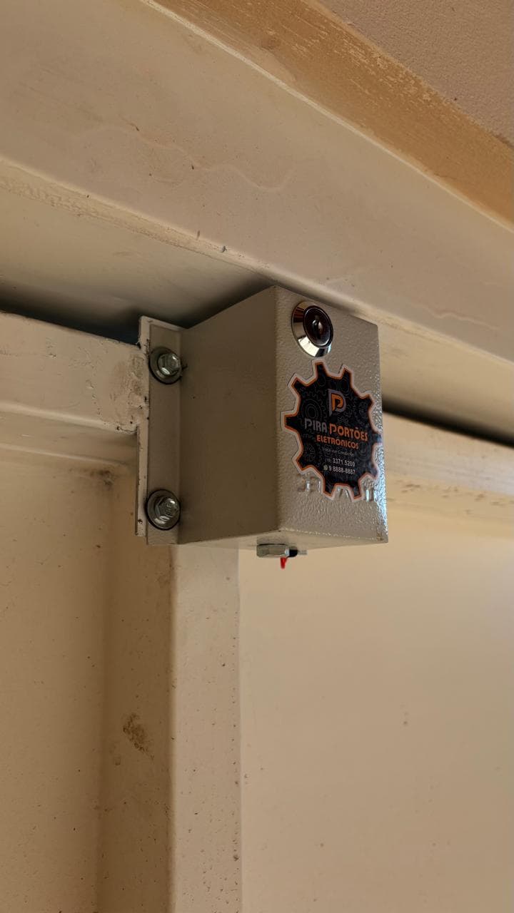 Detalhe técnico de automação e trava para portão eletrônico — imagem 3