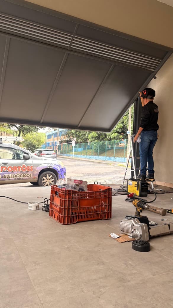 Motor de portão eletrônico instalado e revisado pela Pira Portões em Piracicaba — imagem 1