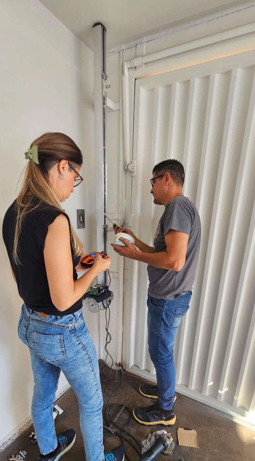 Motor de portão eletrônico instalado e revisado pela Pira Portões em Piracicaba — imagem 2