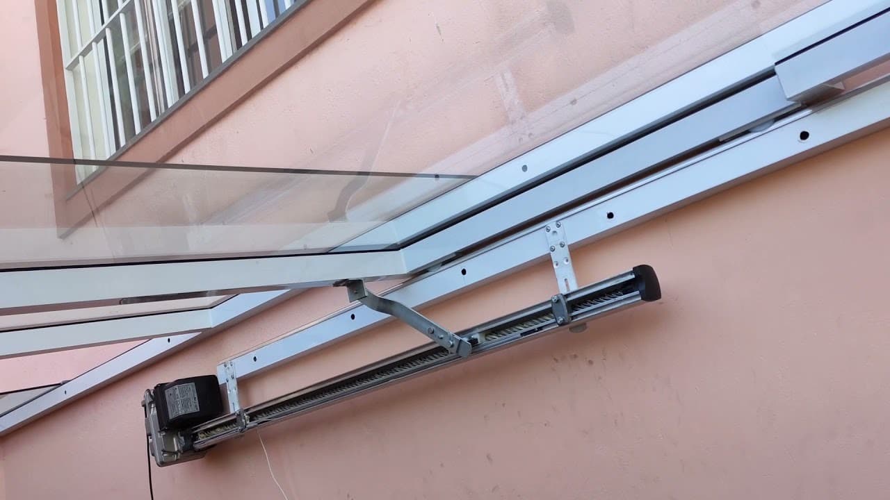 Técnico trabalhando em projeto de automação de estrutura móvel — imagem 3